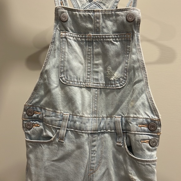 Girls old navy overalls. Worn one time. Size 6/7. Light wash denim - Picture 2 of 2